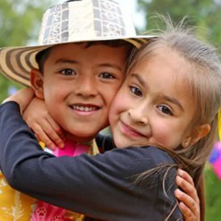 Cómo los abrazos mejoran la salud emocional en los niños